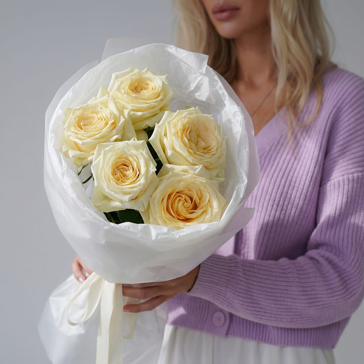 Buchet din 5 trandafiri crem