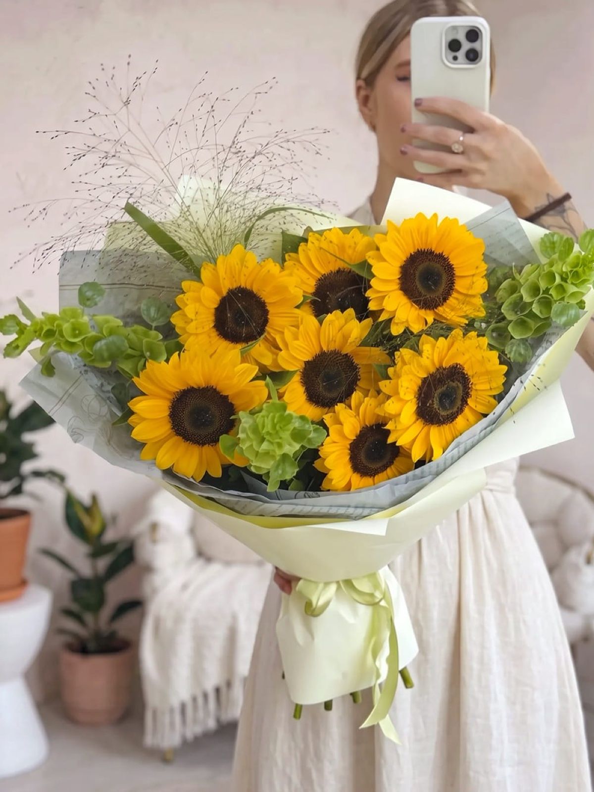 Buchet din 7 floarea-soarelui cu moluccella și panicum