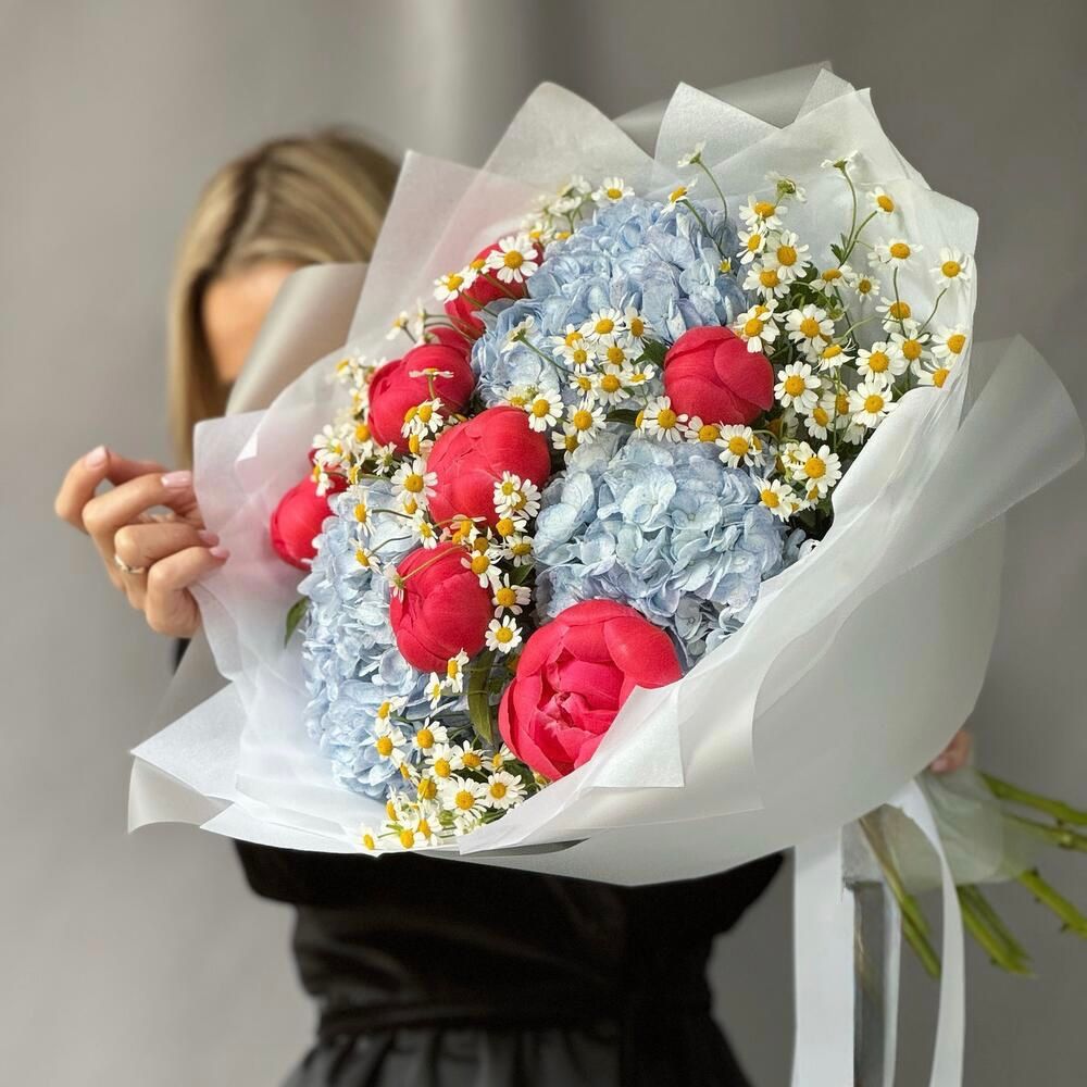 Букет с пионами Coral Charm, гортензией и ромашками