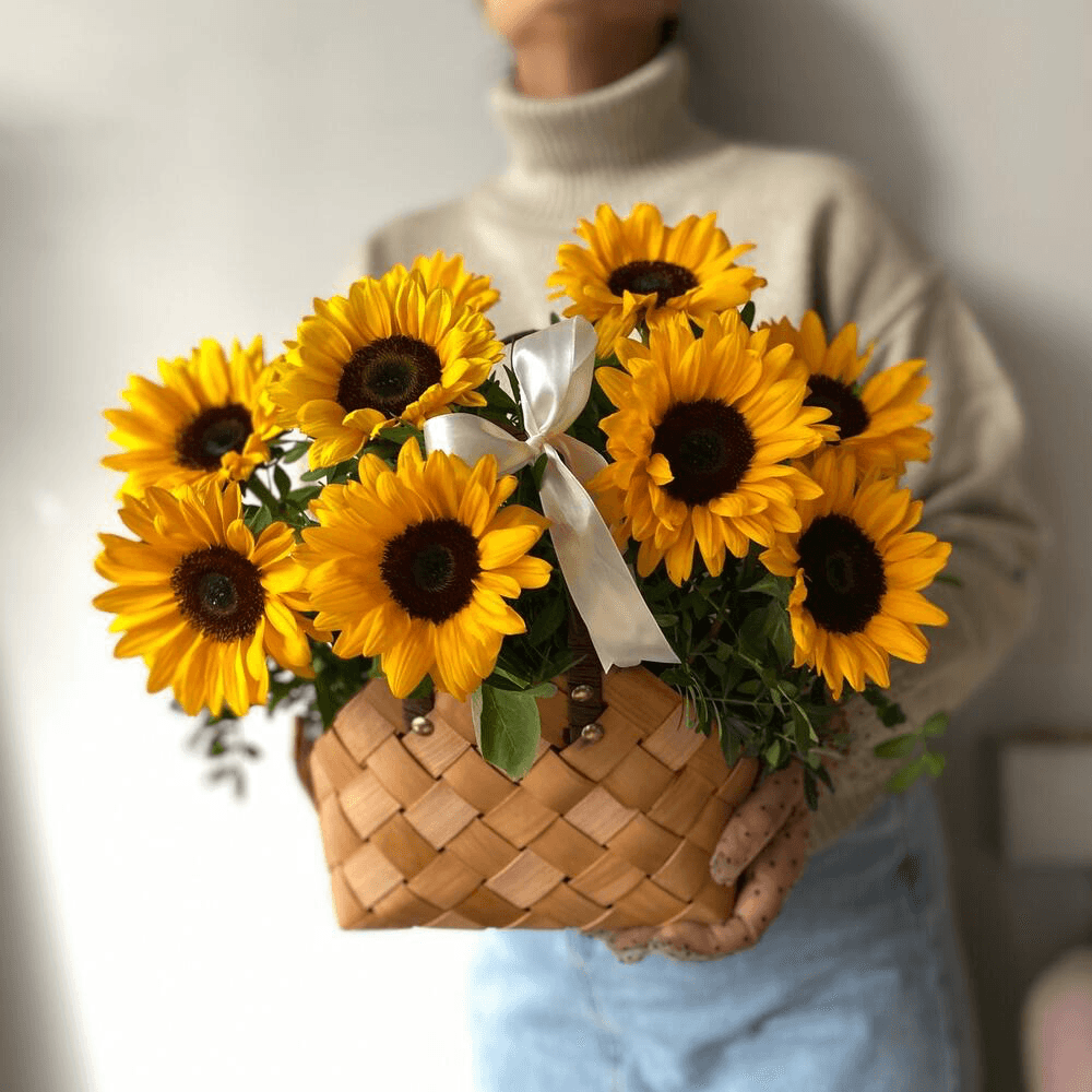 Корзина с 9 подсолнухами