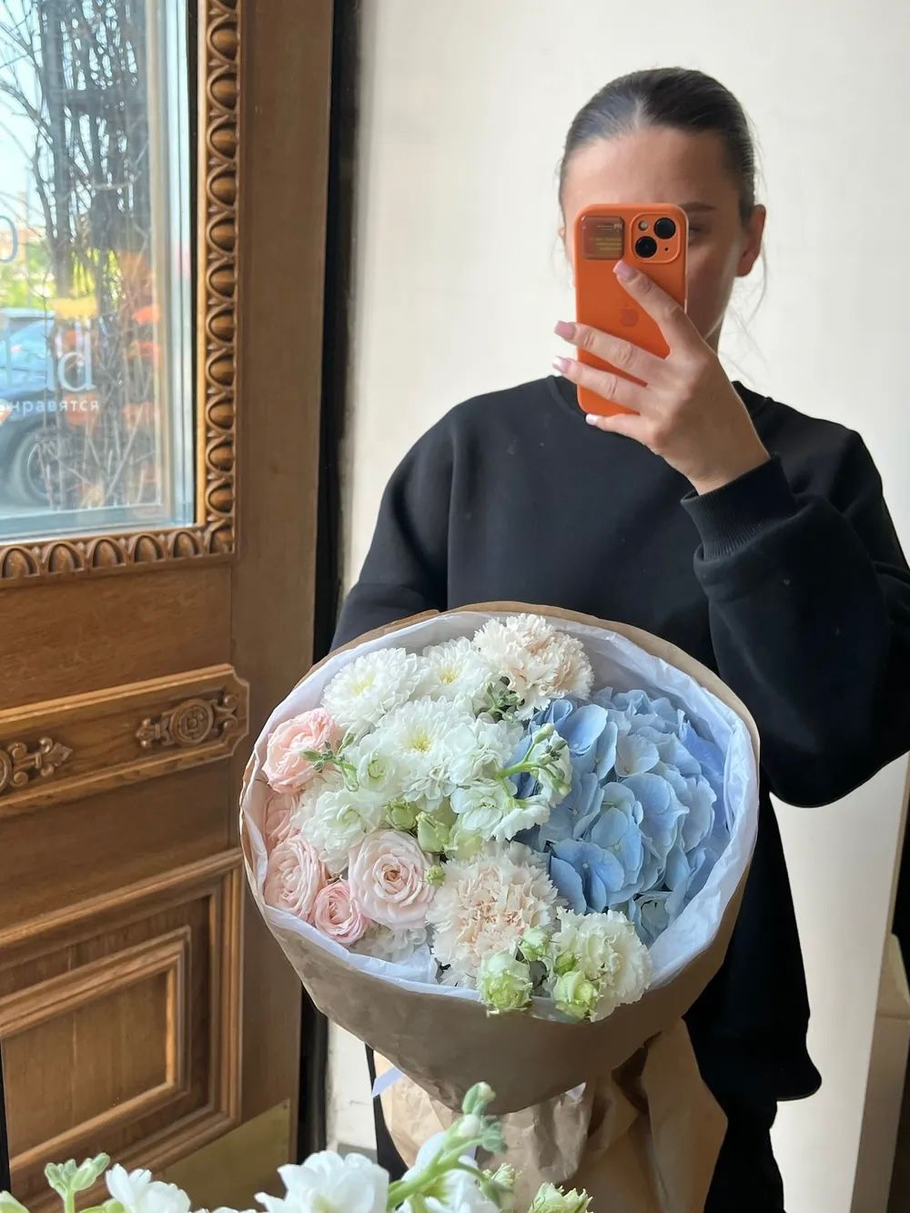 Сборный букет с гортензией, пионовидной розой и лизантусом