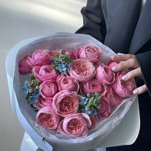 Букет из ярких кустовых пионовидных роз и голубого оксипеталума