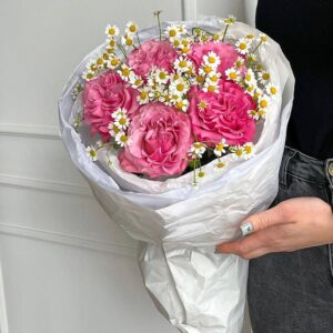 Изысканная пионовидная роза Кантри Блю с танацетумом