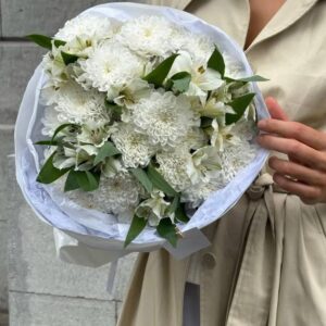 Круглый евробукет из хризантем и альстромерий «Candor»
