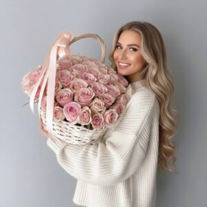 Розовые розы в корзине «Valentina»