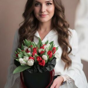 31 яркий тюльпан микс в шляпной коробке