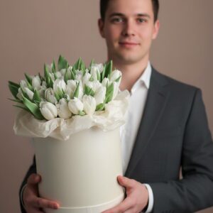 51 белый тюльпан в шляпной коробке