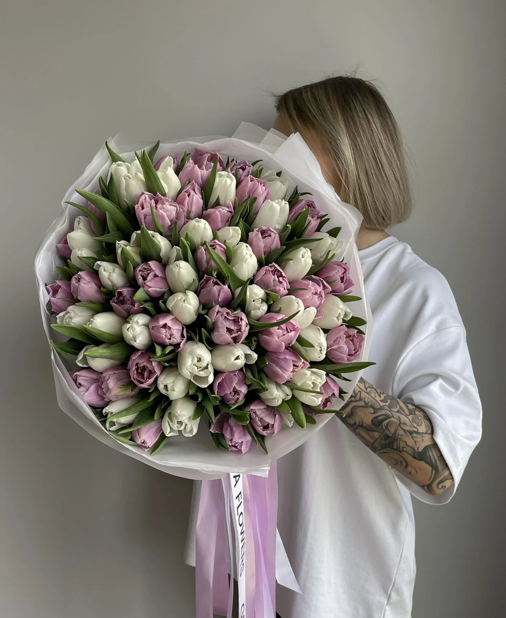 Buchet din 71 de lalele mixte în formă de bujor