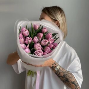 Букет из 21 фиолетового пионовидного тюльпана