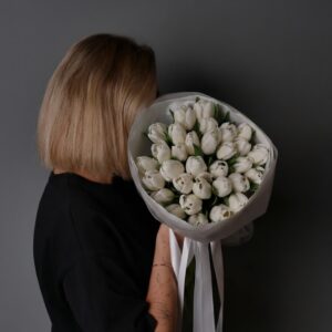 Букет из 31 белого тюльпана