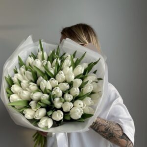 Букет из 51 белого тюльпана