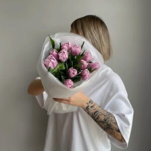 Букет из 11 фиолетовых пионовидных тюльпанов