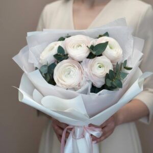 5 ранункулюсов с эвкалиптом